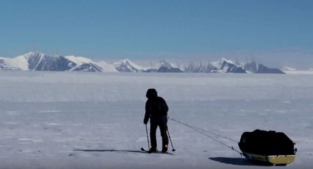 ХОДАЛА 24 САТА БЕЗ ПРЕСТАНКА: Пешице стигла до Јужног пола (ВИДЕО)